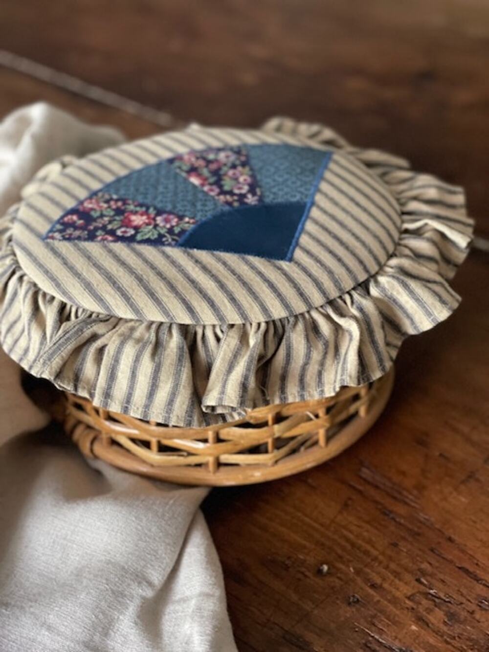 Vintage Wicker Sewing Basket Patchwork Dresden Plate Ticking Fabric Lid
